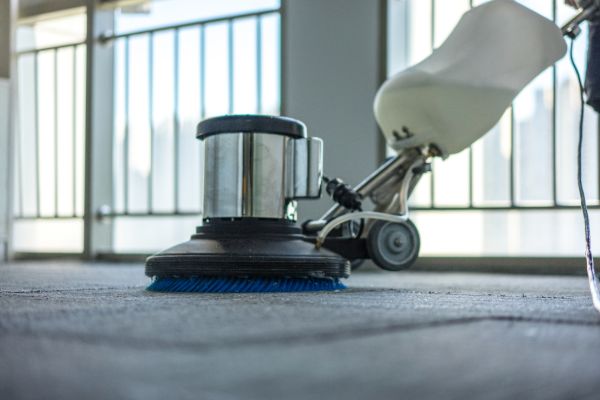 Floor cleaning machine polishing carpet